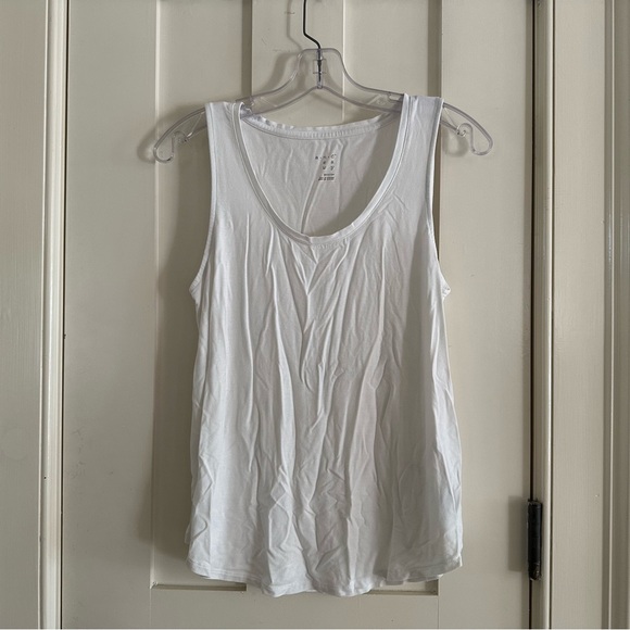 A New Day White V-Neck Flowy Tank Top - Picture 12 of 16